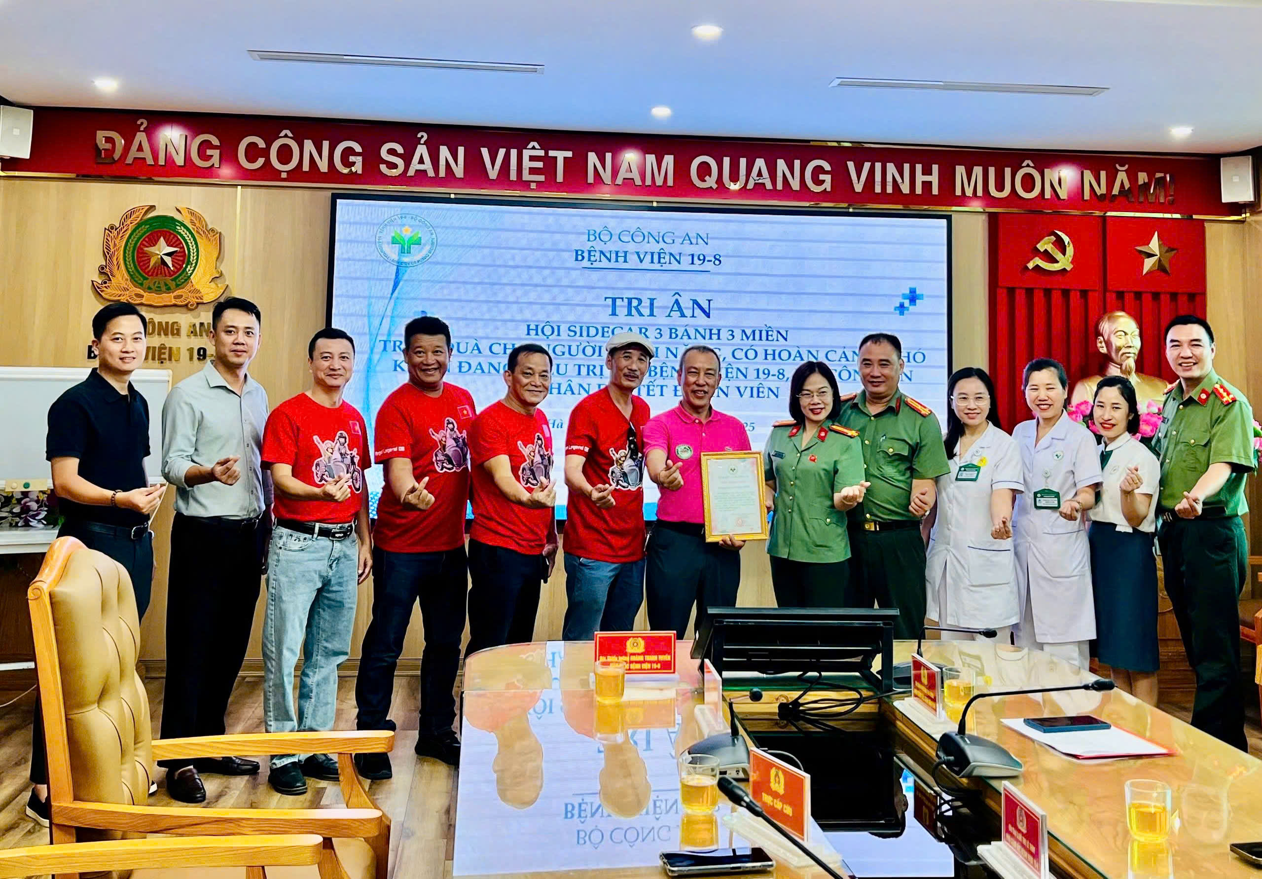 50 suất quà nghĩa tình gửi tới bệnh nhân nghèo, bệnh nhân hiểm nghèo tại Bệnh viện 19-8