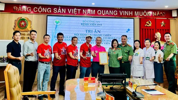 50 suất quà nghĩa tình gửi tới bệnh nhân nghèo, bệnh nhân hiểm nghèo tại Bệnh viện 19-8