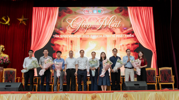 Khoa Kinh tế phát triển Trường Đại học kinh tế (ĐHQGHN) hướng nghiệp cho tân sinh viên