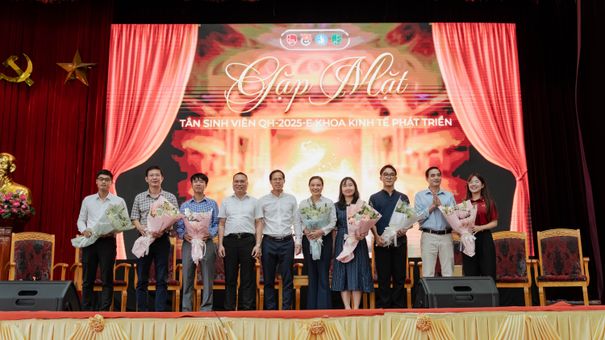 Khoa Kinh tế phát triển Trường Đại học kinh tế (ĐHQGHN) hướng nghiệp cho tân sinh viên