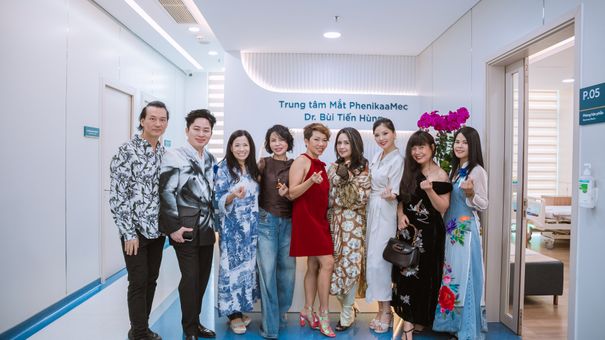 Dàn nghệ sĩ hội tụ chúc mừng bác sĩ Bùi Tiến Hùng trong ngày đặc biệt