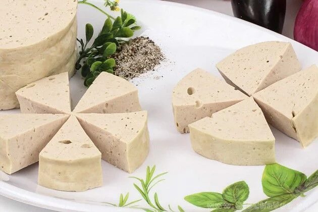 Các bà nội trợ có thể dùng cảm quan để nhận biết giò, chả sạch