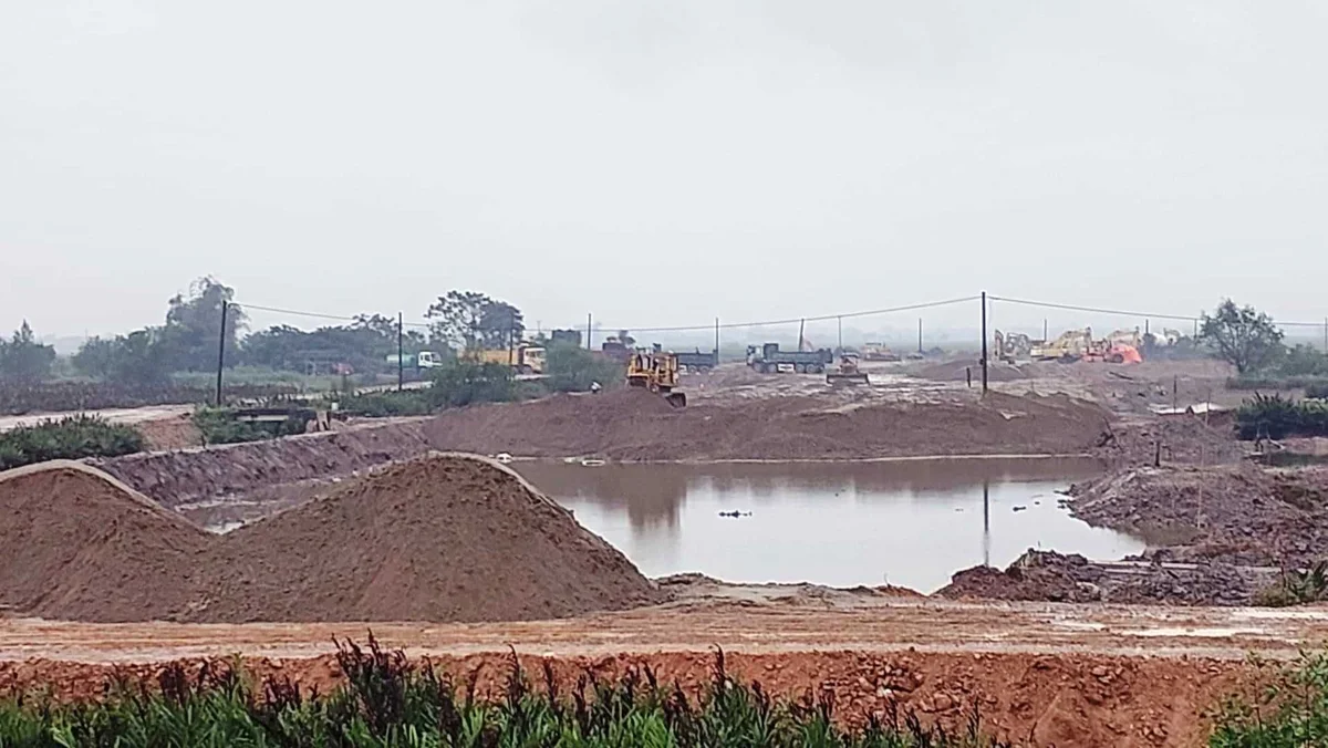 Bảng thông tin về dự án hiện nay đã bị xé bỏ khiến quang cảnh nhếch nhác