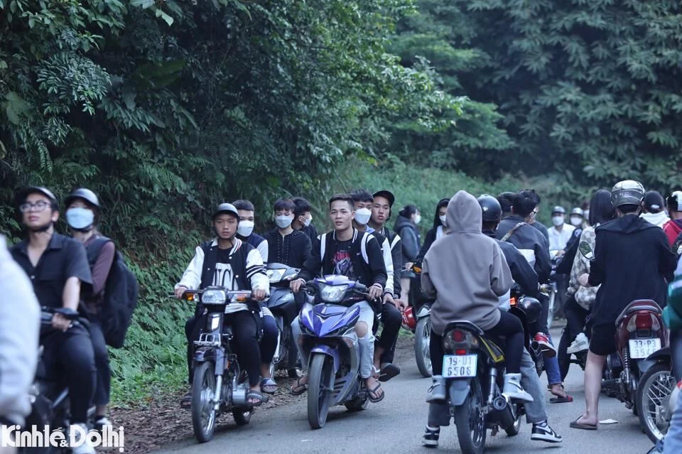 Trong khi đ&oacute;,&nbsp;t&igrave;nh trạng du kh&aacute;ch kh&ocirc;ng đội mũ bảo hiểm khi tham gia giao th&ocirc;ng.