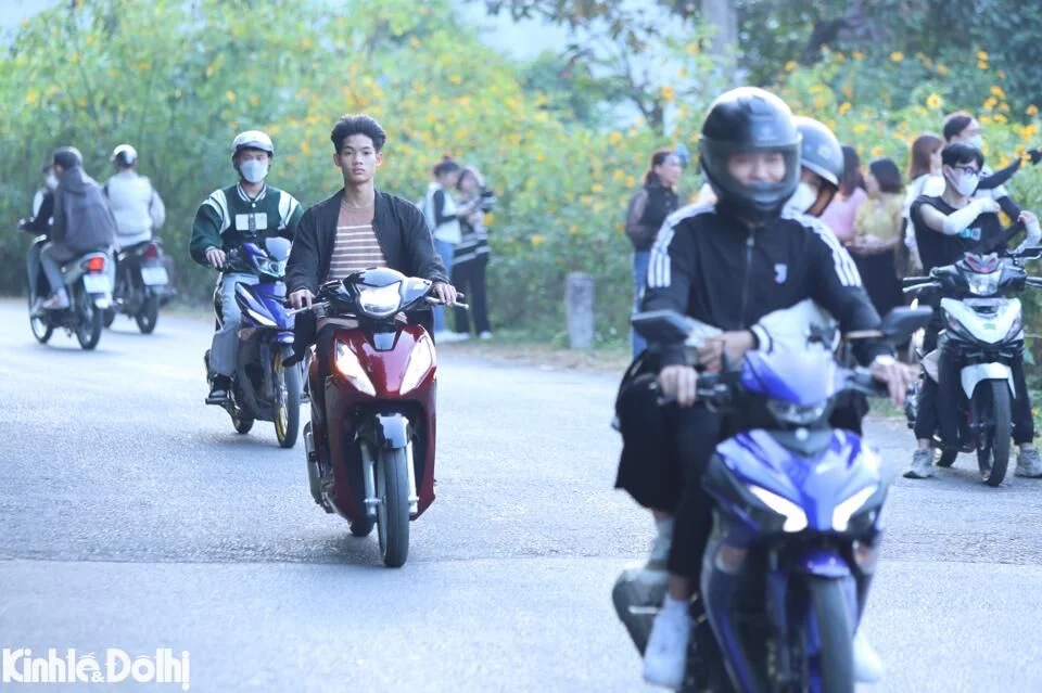 b&ecirc;n cạnh đ&oacute;, &nbsp;t&igrave;nh trạng&nbsp;lạng l&aacute;ch đ&aacute;nh v&otilde;ng v&agrave; nẹp p&ocirc; xe m&aacute;y vẫn kh&aacute; phổ biến tại vườn quốc gia Ba V&igrave;.