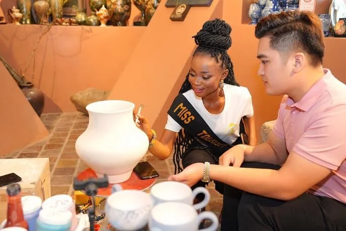 Người đẹp Hoa hậu Du lịch thế giới khám phá làng gốm Bát Tràng - Ảnh 6