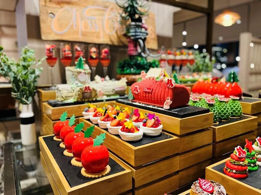Trong suốt mùa lễ hội, du khách sẽ được thưởng thức tiệc buffet với hải sản tươi sống, đặc sản châu Á, tiệc hôm hùm, tiệc bít tết cùng các món ăn Giáng sinh truyền thống tại các nhà hàng nơi đây.