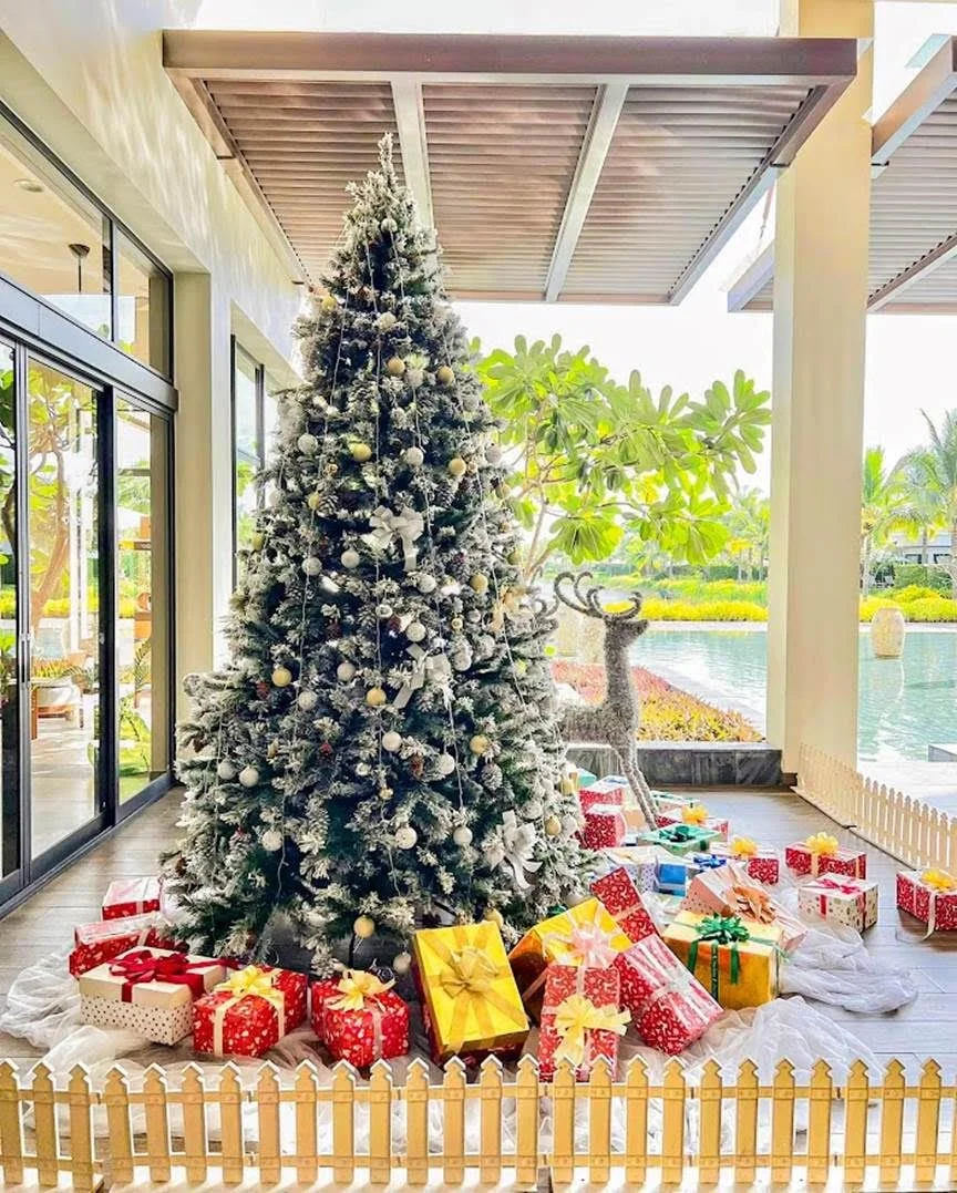 Trong suốt mùa lễ hội, du khách sẽ được thưởng thức tiệc buffet với hải sản tươi sống, đặc sản châu Á, tiệc hôm hùm, tiệc bít tết cùng các món ăn Giáng sinh truyền thống tại các nhà hàng nơi đây.