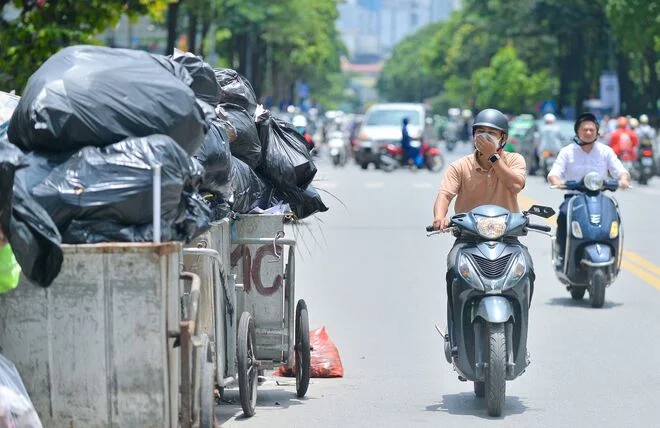Hà Nội: Rác thải bất ngờ ùn ứ ở nội đô, người dân đi qua phải bịt mũi vì khó thở - Ảnh 5.