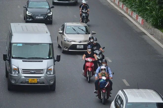 Ngày đầu dựng dải phân cách trên đường Nguyễn Trãi: Giao thông hỗn loạn, xe máy vẫn giữ thói quen đi vào làn ô tô - Ảnh 14.