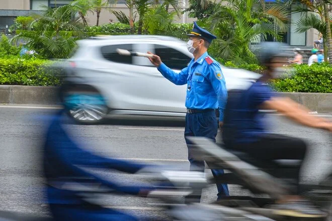 Ngày đầu dựng dải phân cách trên đường Nguyễn Trãi: Giao thông hỗn loạn, xe máy vẫn giữ thói quen đi vào làn ô tô - Ảnh 12.