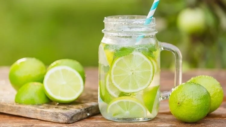Nước chanh tươi, đặc biệt khi uống vào buổi sáng, có lợi cho sức khỏe phổi.