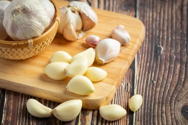 Củ tỏi giúp thúc đẩy quá trình sản xuất collagen nên bổ sung thường xuyên