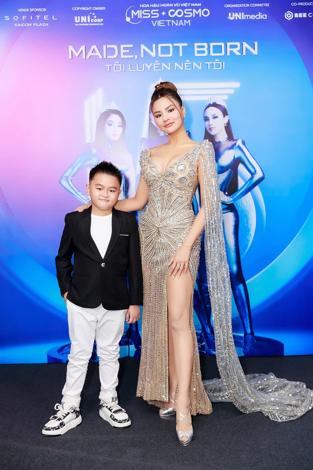 Á vương nhí và siêu mẫu Vũ Thu Phương