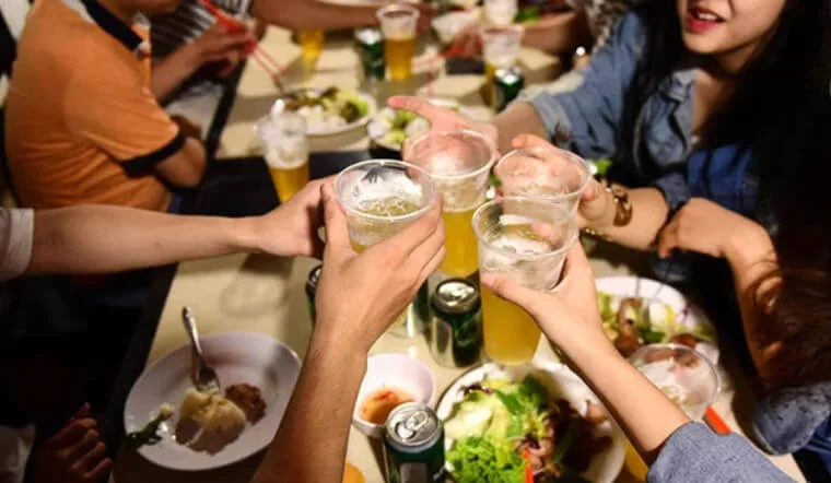 Cuối năm ăn tiệc nhiều, cần uống 3 thứ nước để ngăn tích mỡ, giảm đầy hơi, khó tiêu