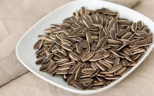 Người bị bệnh tuyến giáp không nên ăn hạt hướng dương vào ngày Tết có đúng không?