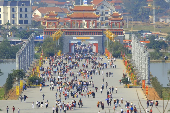 Du Xuân Giáp Thìn Tại Các Ngôi Chùa Gần Thủ Đô