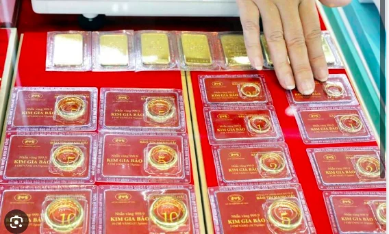 Giá vàng nhẫn tròn trơn bán ra mức 77,8 triệu đồng/lượng, vàng miếng SJC bán ra 80 triệu đồng/lượng. (Ảnh: PQ).