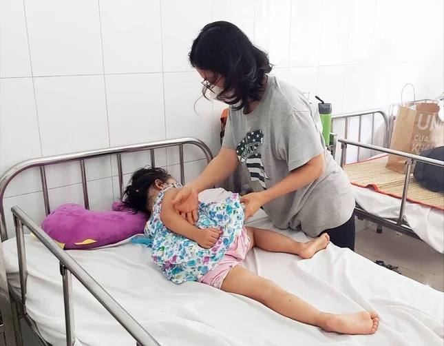 Dậy thì sớm là hiện tượng trẻ xuất hiện các dấu hiệu dậy thì trước độ tuổi trung bình. Nhiều bậc cha mẹ tỏ ra bất lực, hoang mang khi phát hiện con dậy thì sớm, vì điều này đồng nghĩa với việc trẻ có thể phải đối mặt với rất nhiều nguy cơ về mặt tâm lý và sức khỏe.