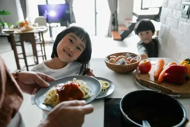 Nhiều nghiên cứu đã chỉ ra rằng chất lượng bữa sáng sẽ ảnh hưởng tới chiều cao và kết quả học tập của trẻ.