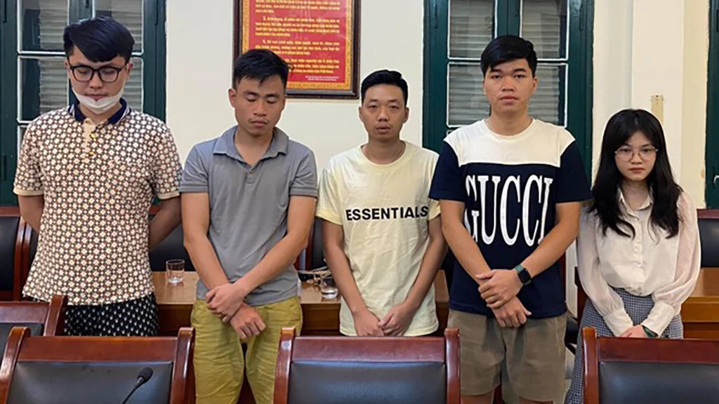 Hàng trăm người cao tuổi bị nhóm thanh niên lừa bán viên sáng mắt