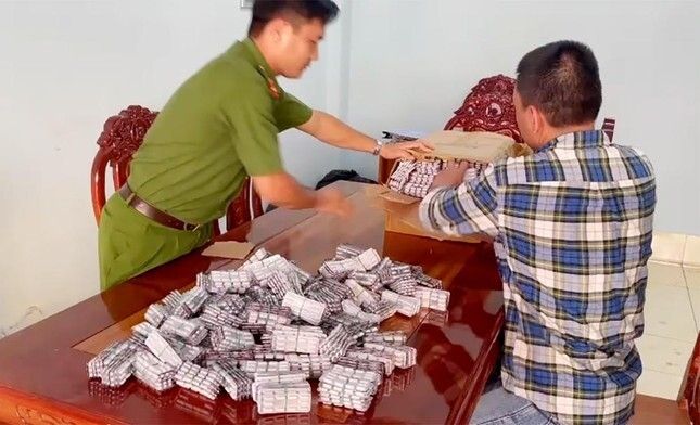 607-thuoc-tan-duoc-nhap-lau-bi-thu-giu.jpg
