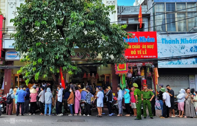 785-xep-hang-mua-banh-tai-hai-phong.jpg